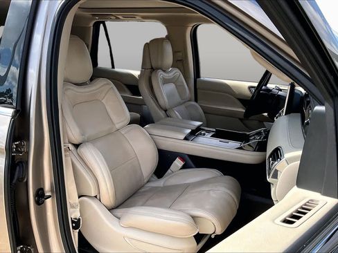 Used 2018 Lincoln Navigator L Reserve w/ Technology Package AWD/4WD image 9