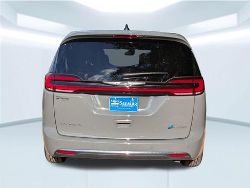 Used 2025 Chrysler Pacifica Select FWD image 5