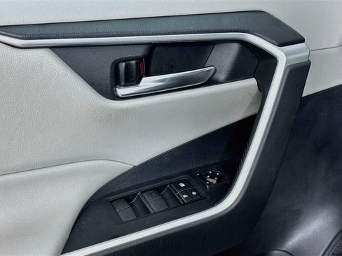 Used 2019 Toyota RAV4 XLE FWD image 18