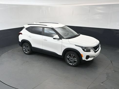 Certified 2023 Kia Seltos S w/ Navigation Package AWD/4WD image 26