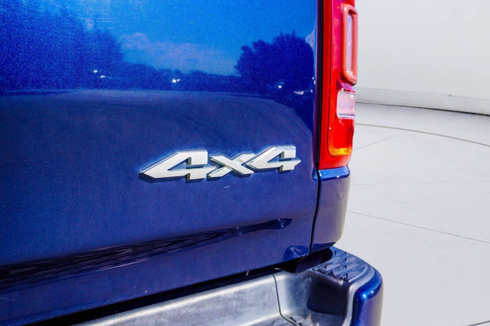 Used 2019 RAM 1500 Laramie AWD/4WD image 11