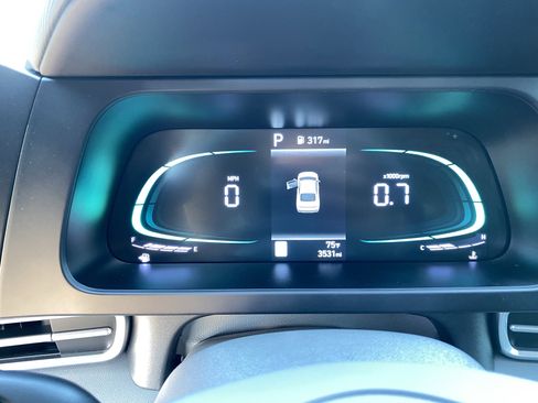 Certified 2025 Hyundai Elantra Sport image 28