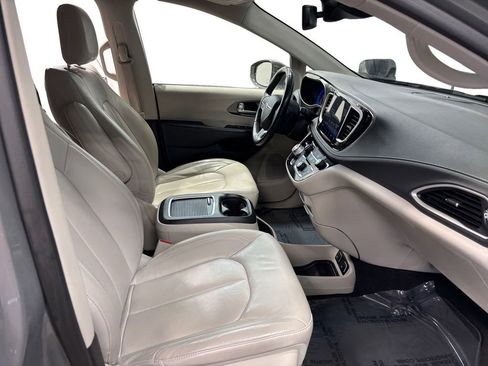 Used 2021 Chrysler Pacifica Touring-L AWD/4WD image 15