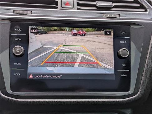 Used 2021 Volkswagen Tiguan SE w/ Panoramic Sunroof Package AWD/4WD image 13
