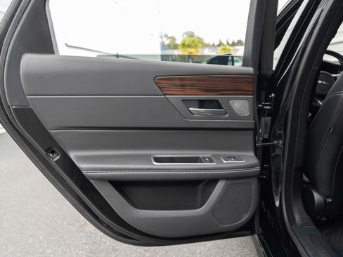 Used 2018 Jaguar XF S AWD/4WD image 28