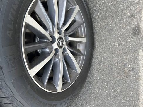 Used 2018 Toyota Highlander XLE AWD/4WD image 12