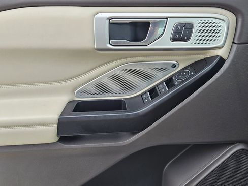 Used 2020 Ford Explorer Platinum w/ Premium Technology Package image 30