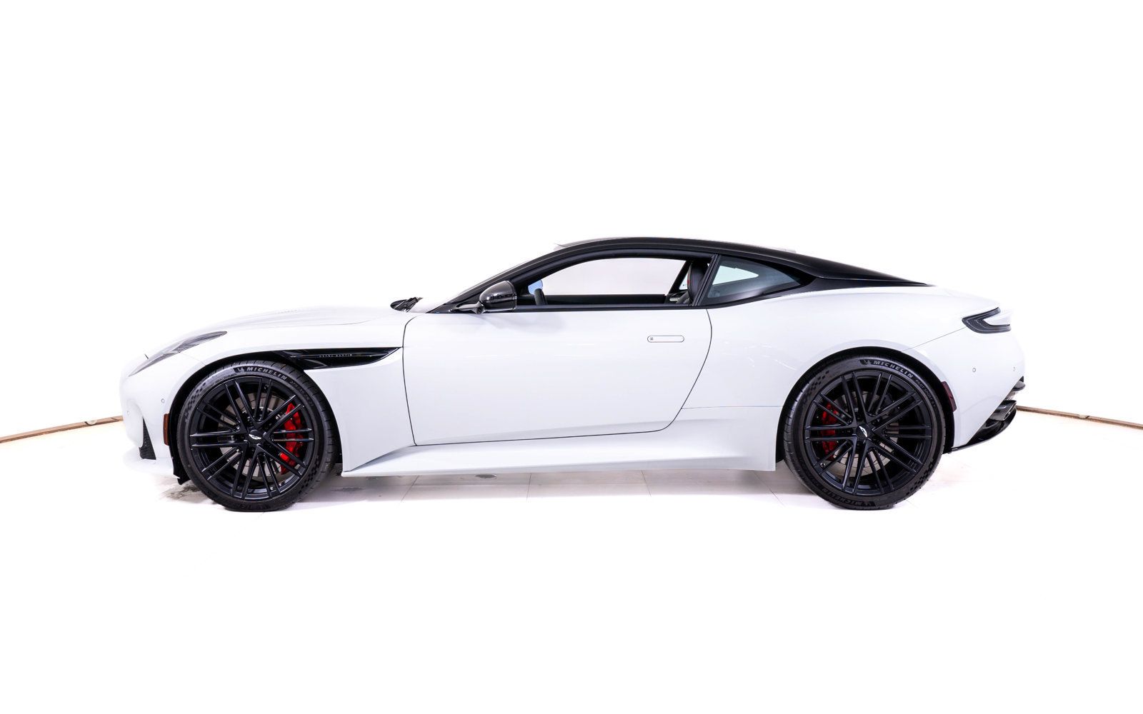 Used 2025 Aston Martin DB12 Coupe RWD image 2