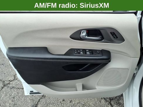 Used 2023 Chrysler Pacifica Touring-L FWD image 21