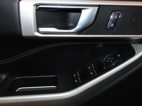 Used 2022 Ford Explorer XLT w/ Equipment Group 202A image 14