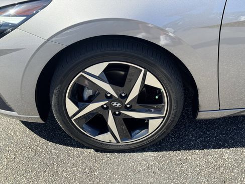 Used 2023 Hyundai Elantra Limited image 11