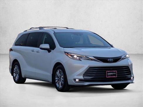 Used 2023 Toyota Sienna Platinum image 3