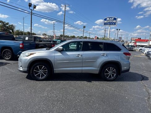 Used 2017 Toyota Highlander XLE AWD/4WD image 2