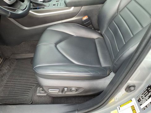 Used 2023 Toyota Highlander XLE AWD/4WD image 25