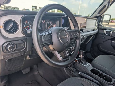 Used 2025 Jeep Gladiator Sport AWD/4WD image 9