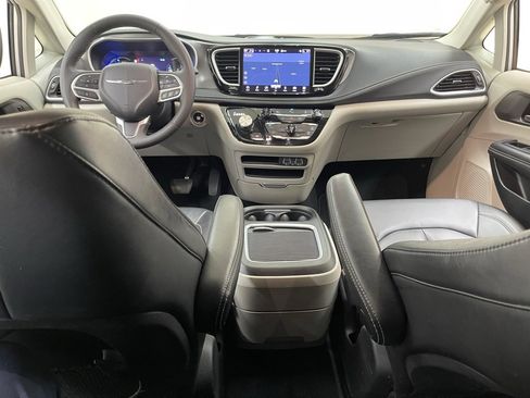Used 2024 Chrysler Pacifica Select image 31