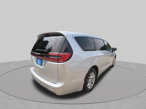 Used 2024 Chrysler Pacifica Touring-L FWD image 5
