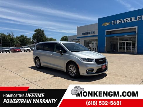 Used 2024 Chrysler Pacifica Touring-L FWD image 1