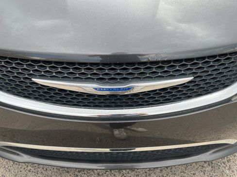 Used 2018 Chrysler Pacifica Touring Plus w/ Tire & Wheel Group FWD image 29