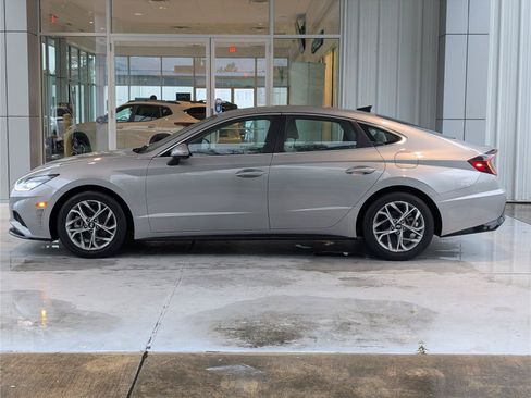 Used 2023 Hyundai Sonata SEL FWD image 2
