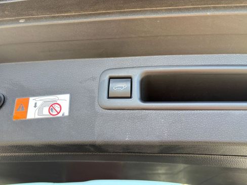 Used 2025 Toyota Highlander LE FWD image 23