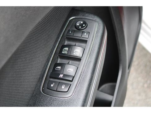 Used 2018 Dodge Charger SXT RWD image 13