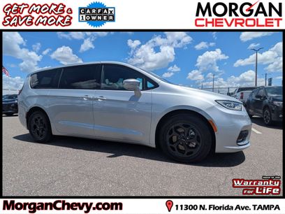 Used 2022 Chrysler Pacifica Limited w/ Uconnect Theater Family Group