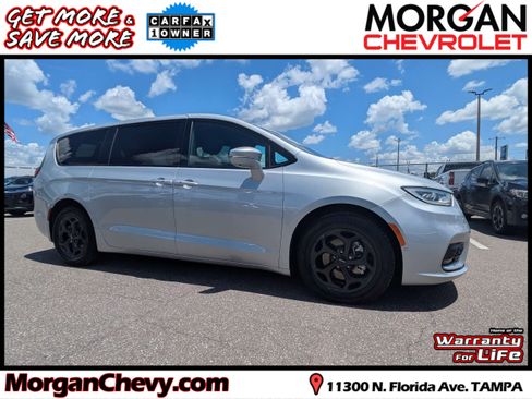 Used 2022 Chrysler Pacifica Limited w/ Uconnect Theater Family Group FWD image 1