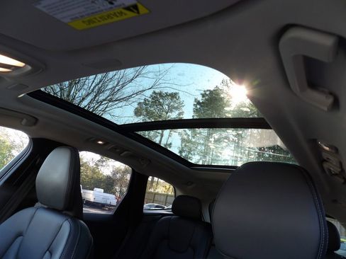 Certified 2023 Volvo XC60 B5 Ultimate w/ Climate Package image 18