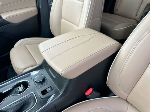 Used 2023 Chevrolet Traverse Premier image 21