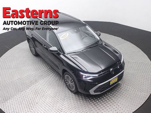 Used 2025 Volkswagen Taos SE FWD image 3