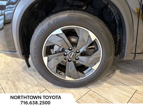 Used 2024 Nissan Rogue SV image 31