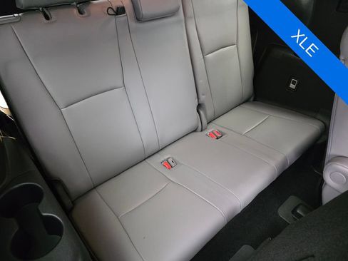 Used 2022 Toyota Highlander XLE FWD image 28