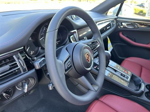 Certified 2025 Porsche Macan image 10