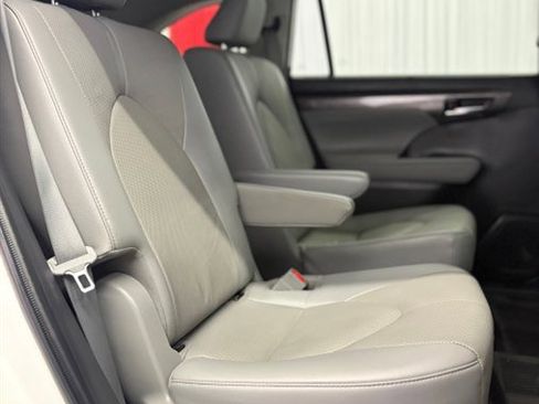 Used 2022 Toyota Highlander Limited FWD image 19