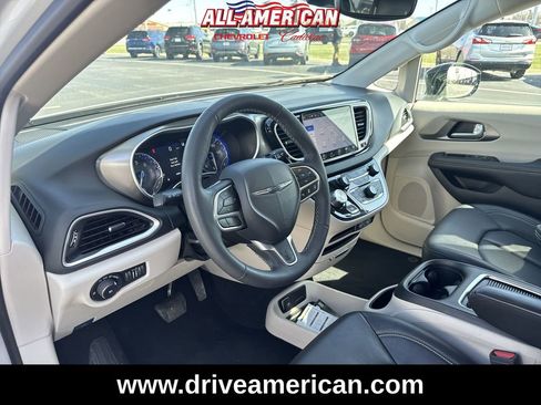 Used 2024 Chrysler Pacifica Touring-L image 10