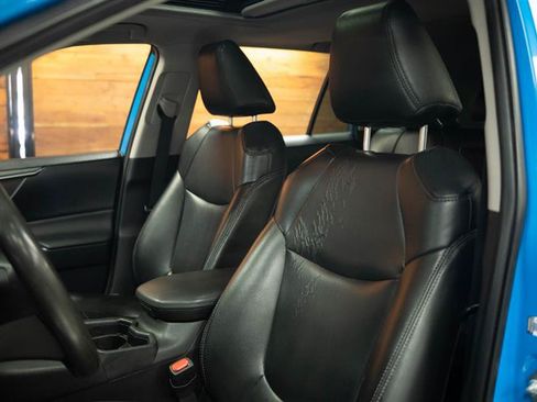 Used 2019 Toyota RAV4 XLE w/ Carpet Mat Package FWD image 8