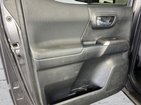 Used 2017 Toyota Tacoma TRD Off-Road w/ Tow Package (A/T) AWD/4WD image 11