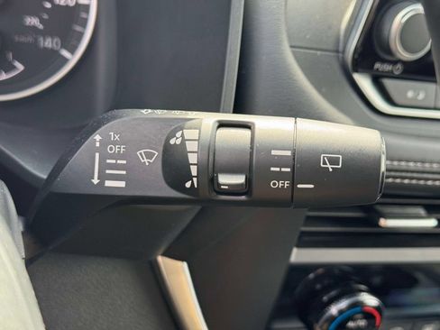 Used 2025 Nissan Rogue SV AWD/4WD image 23