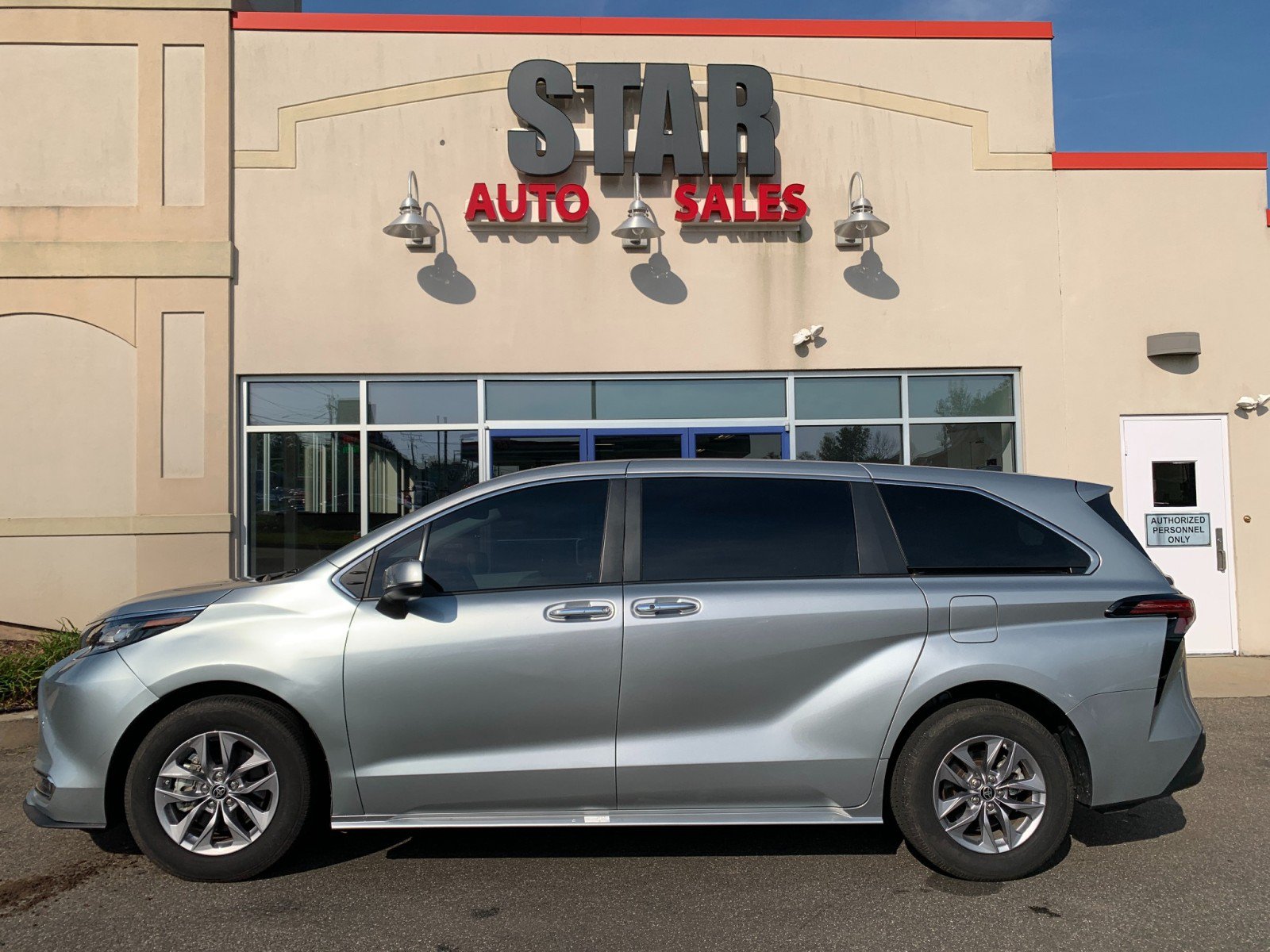 Used 2022 Toyota Sienna XLE AWD/4WD image 4