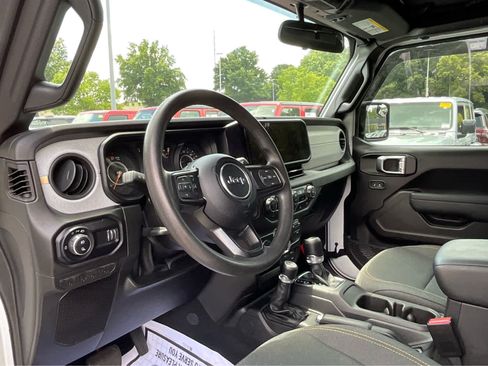 Used 2025 Jeep Gladiator Sport AWD/4WD image 16