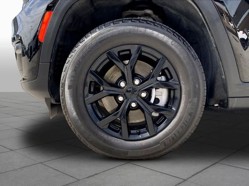 Used 2024 Jeep Grand Cherokee L Altitude image 11