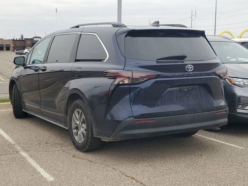 Used 2023 Toyota Sienna LE image 3