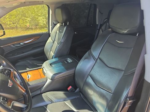 Used 2017 Cadillac Escalade Luxury AWD/4WD image 4