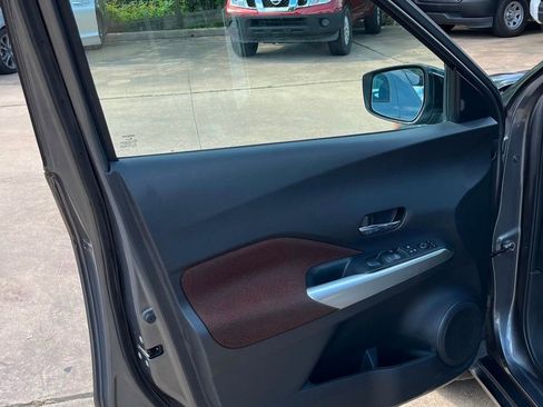 Used 2018 Nissan Kicks SR FWD image 13