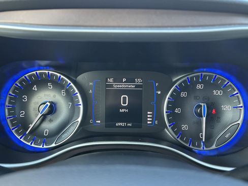 Used 2023 Chrysler Voyager LX image 11