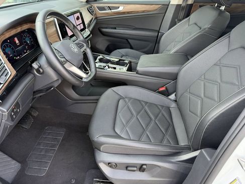 Used 2025 Volkswagen Atlas SE image 13