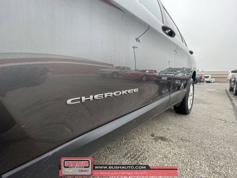 Used 2017 Jeep Cherokee Latitude w/ Comfort & Sound Group image 30