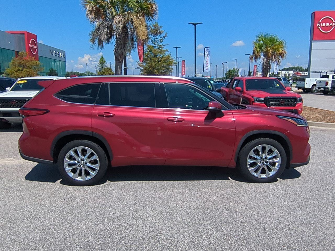 Used 2021 Toyota Highlander Limited FWD image 2