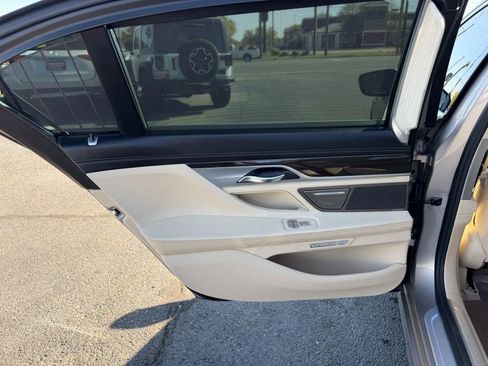 Used 2017 BMW 740i image 19
